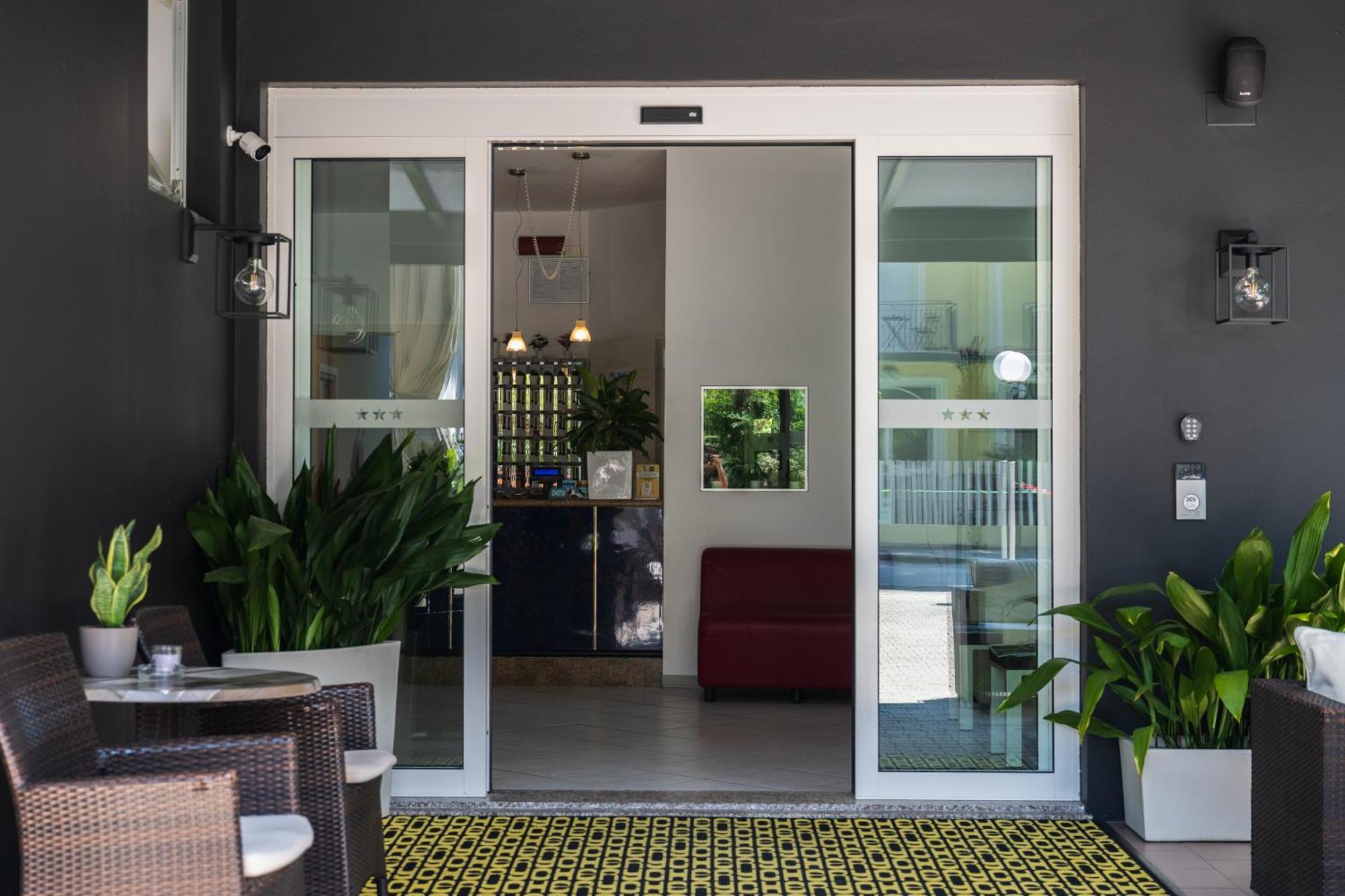 Hotel Chery Milano Marittima Exterior foto